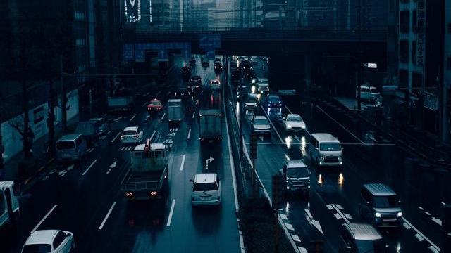 AI短剧片尾突然多了一行「含生成内容」，上线三天才补
