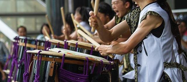 公开线索对照:剧宣路透里闪过路人,被剪成「神秘探班」