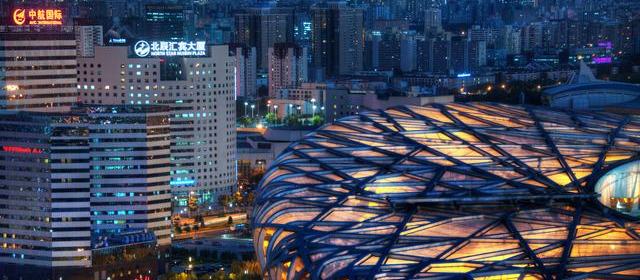时间线摘录：顶流歌手耳返掉线被拍到口型空了两拍，公司称「副歌有伴唱轨」